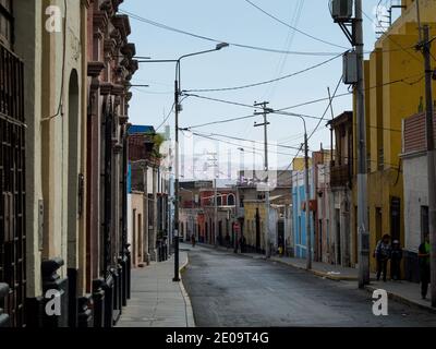 Colorati edifici in stile coloniale spagnolo fiancheggiano una strada vuota ad Arequipa, Perù Foto Stock