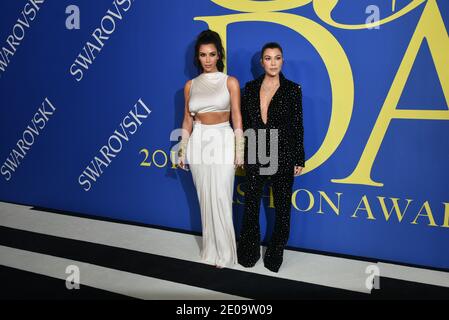 Kim Kardashian e Kourtney Kardashian partecipano ai CFDA Awards 2018 al Brooklyn Museum il 4 giugno 2018 a New York City. Foto Stock