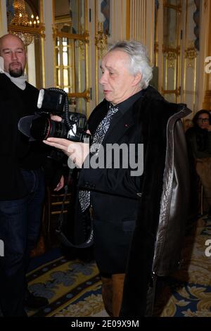 Michel Sardou ha partecipato ad una cerimonia di premiazione di Jean-Paul Goude e Jean-Marie Perier presso la sede del Ministero della Cultura, a Parigi, in Francia, l'8 febbraio 2012. Foto di Alban Wyters/ABACAPRESS.COM Foto Stock