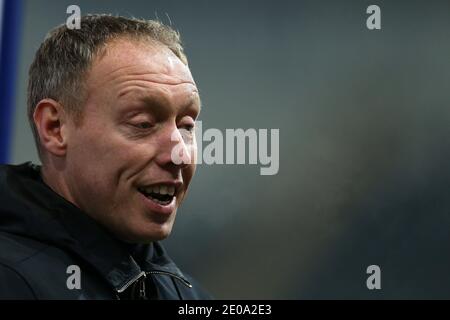 Swansea, Regno Unito. 30 dicembre 2020. Steve Cooper, il capo allenatore/manager di Swansea City guarda sopra. EFL Skybet Championship, Swansea City v Reading al Liberty Stadium di Swansea mercoledì 30 dicembre 2020. Questa immagine può essere utilizzata solo per scopi editoriali. Solo per uso editoriale, è richiesta una licenza per uso commerciale. Nessun utilizzo nelle scommesse, nei giochi o nelle pubblicazioni di un singolo club/campionato/giocatore. pic di Andrew Orchard/Alamy Live News Foto Stock