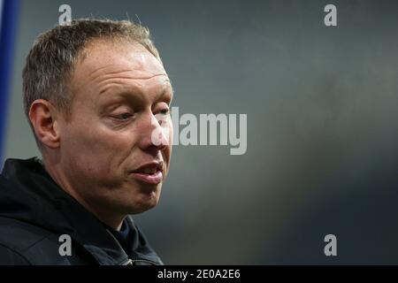 Swansea, Regno Unito. 30 dicembre 2020. Steve Cooper, il capo allenatore/manager di Swansea City guarda sopra. EFL Skybet Championship, Swansea City v Reading al Liberty Stadium di Swansea mercoledì 30 dicembre 2020. Questa immagine può essere utilizzata solo per scopi editoriali. Solo per uso editoriale, è richiesta una licenza per uso commerciale. Nessun utilizzo nelle scommesse, nei giochi o nelle pubblicazioni di un singolo club/campionato/giocatore. pic di Andrew Orchard/Alamy Live News Foto Stock