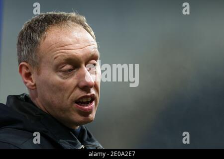 Swansea, Regno Unito. 30 dicembre 2020. Steve Cooper, il capo allenatore/manager di Swansea City guarda sopra. EFL Skybet Championship, Swansea City v Reading al Liberty Stadium di Swansea mercoledì 30 dicembre 2020. Questa immagine può essere utilizzata solo per scopi editoriali. Solo per uso editoriale, è richiesta una licenza per uso commerciale. Nessun utilizzo nelle scommesse, nei giochi o nelle pubblicazioni di un singolo club/campionato/giocatore. pic di Andrew Orchard/Alamy Live News Foto Stock