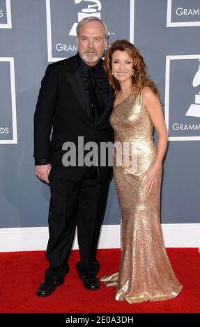 Jane Seymour e James Keach arrivano al 54esimo Grammy Awards annuale tenutosi presso lo Staples Center di Los Angeles, California, USA il 12 febbraio 2012. Foto di Lionel Hahn/ABACAPRESS.COM Foto Stock