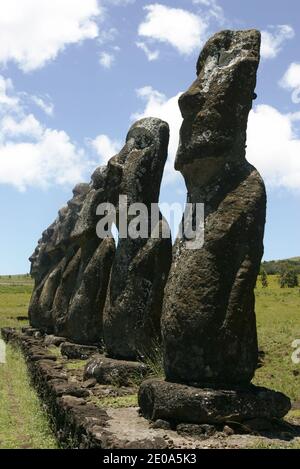 Sito AHU Akivi, situato a nord di Hanga Roa, l'AHU Akivi è l'unica piattaforma che le statue MAOI si affacciano sul Pacifico. Secondo la tradizione, essi rappresentano i sette emissari inviati in riconoscimento HotU Matu'a, che divenne il primo re dell'isola. Così, il Moai, che si affaccia verso le Marquesas e l'isola di Hiva scomparve o hanno avuto origine dal popolo Rapa Nui, Isola di Pasqua, Cile, 19 luglio 2007.Site d'AHU Akivi, situe au nord d'Hanga Roa, l'AHU Akivi est la seule plate forme dont les statues maoi sont tournees vers le Pacifique. Selon la tradizione, elles rappresentent les sep Foto Stock