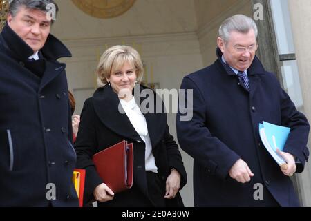 Il ministro francese dello sport David Douillet, ministro responsabile dell'apprendistato e della formazione professionale Nadine Morano e ministro responsabile della cooperazione Henri de Raincourt lascia il consiglio settimanale del gabinetto al Palazzo Elysee a Parigi, Francia, il 15 febbraio 2012. Foto di Thierry Orban/ABACAPRESS.COM Foto Stock