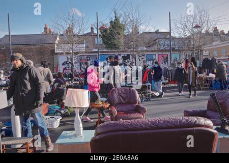 Londra (UK), dicembre 2020: Membri della pubblicazione Deptford Street Market durante l'epidemia di copertura. Foto Stock