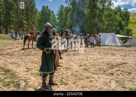 Cedynia, Polonia, giugno 2019 Capo organizzatore linea di difesa con i suoi guerrieri. Rievocazione storica della Battaglia di Cedynia tra Polonia e Germania Foto Stock