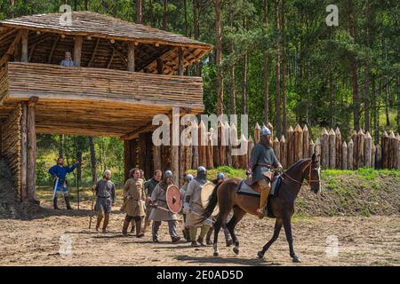 Cedynia, Polonia, giugno 2019 Chieftain guidò i suoi guerrieri in guerra. Rievocazione storica della Battaglia di Cedynia tra Polonia e Germania, XI secolo Foto Stock