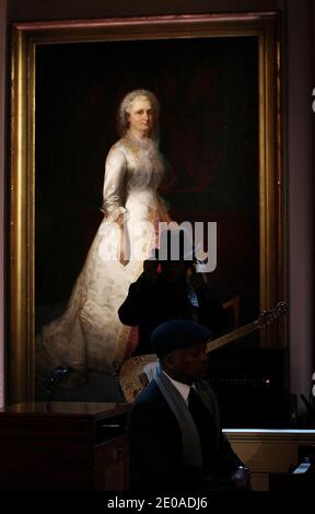 I musicisti blues si esibiscono sotto un ritratto di Martha Washington in un evento della Casa Bianca intitolato in Performance alla Casa Bianca: Red, White and Blues a Washington, DC il 21 febbraio 2012. Come parte della serie in Perfomance, leggende della musica e grandi artisti contemporanei sono stati invitati a esibirsi alla Casa Bianca per una celebrazione della musica blues e in riconoscimento del mese della Storia Nera. Il programma ha visto la partecipazione di Troy 'Trombone Shorty' Andrews, Gary Clark, Jr., Shemekia Copeland, Buddy Guy, Warren Haynes, Mick Jagger, Keb Mo, Susan Tedeschi e Derek Trucks, con Taraji P. hens Foto Stock