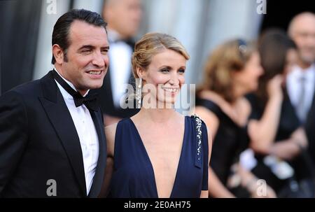 Jean Dujardin e Alexandra Lamy arrivano all'84° Premio annuale dell'Accademia, tenutosi presso il Kodak Theatre di Los Angeles, CA, USA il 26 febbraio 2012. Foto di Lionel Hahn/ABACAPRESS.COM Foto Stock