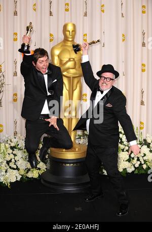 William Joyce (a destra) e Brandon Oldenburg si pongono con il miglior cortometraggio animato nella sala stampa all'84th Annual Academy Awards tenutosi presso il Kodak Theatre di Los Angeles, CA, USA il 26 febbraio 2012. Foto di Lionel Hahn/ABACAPRESS.COM Foto Stock