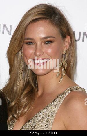 Bar Refaeli in arrivo per il 20° Annual Elton John AIDS Foundation Academy Awards Viewing Party ospitato da Sir Elton John e David Furish al West Hollywood Park di Westwood, a Los Angeles, CA, USA il 26 febbraio 2012. Foto di Krista Kennel/ABACAPRESS.COM Foto Stock