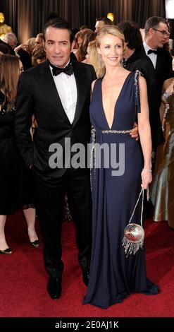 Jean Dujardin e Alexandra Dujardin arrivano per l'84° Premio annuale dell'Accademia tenutosi presso il Kodak Theatre di Hollywood, CA, USA il 26 febbraio 2012. Foto di Greylock/ABACAPRESS.COM Foto Stock