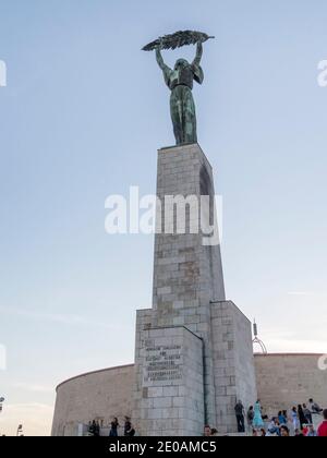 BUDAPEST, UNGHERIA - MAGGIO, 25, 2019: Foto pomeridiana della statua liberty sulla collina di gellert a budapest, ungheria Foto Stock