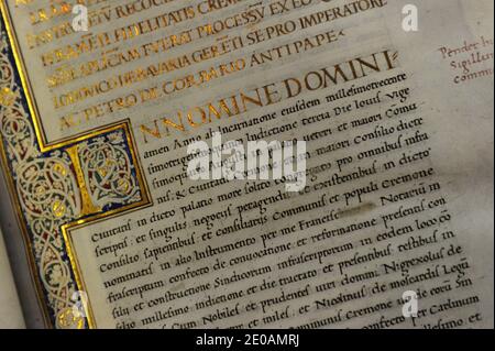 I diritti della Chiesa in 400 documenti : il Liber privilegiorum Romanae Ecclesiae di Bartolomeo Platina è esposto alla mostra 'Lux in Arcana, l'Archivio Segreto Vaticano si rivela' a Roma, Italia, il 29 febbraio 2012. Cento documenti originali e inestimabili selezionati tra i tesori conservati e custoditi per secoli dall'Archivio Segreto Vaticano vanno in mostra per la prima volta. Sarà la prima e forse l'unica volta nella storia che lasceranno i confini delle mura della Città del Vaticano. E lo faranno per essere ospitati e esposti nelle bellissime sale dei Capi Foto Stock