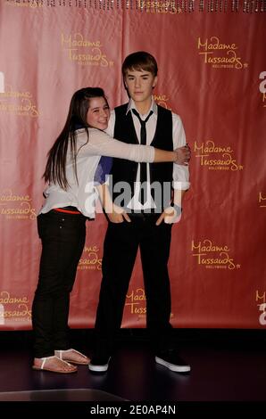 Alisha Purdom vincitore del più grande concorso dei fan di Justin Bieber di Hollywood, Madame Tussauds, aiuta a svelare la cera Justin Bieber al Madame Tussauds di Hollywood, California, il 01 marzo 2012. Foto di Greylock/ABACAUSA.COM Foto Stock