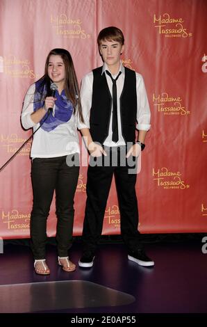 Alisha Purdom vincitore del più grande concorso dei fan di Justin Bieber di Hollywood, Madame Tussauds, aiuta a svelare la cera Justin Bieber al Madame Tussauds di Hollywood, California, il 01 marzo 2012. Foto di Greylock/ABACAUSA.COM Foto Stock