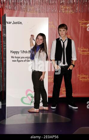 Alisha Purdom vincitore del più grande concorso dei fan di Justin Bieber di Hollywood, Madame Tussauds, aiuta a svelare la cera Justin Bieber al Madame Tussauds di Hollywood, California, il 01 marzo 2012. Foto di Greylock/ABACAUSA.COM Foto Stock