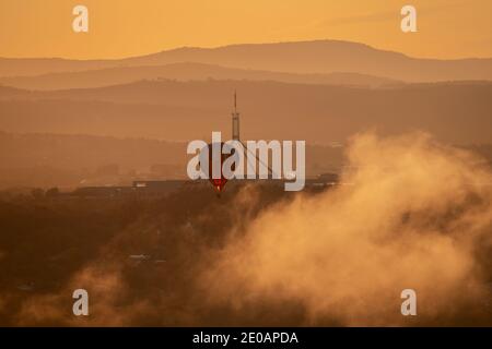 CANBERRA, 10 MARZO 2020. Mongolfiera che si innalza dalle nuvole durante il festival annuale della mongolfiera. Uso editoriale. Foto Stock