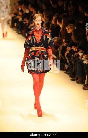 Un modello presenta una creazione dei designer Mark Eley e Wakakako Kishimoto per la mostra di collezioni "Ready-to-wear" di Cacharel Autunno-Inverno 2012-2013, tenutasi al Grand Palais, a Parigi, Francia, il 3 marzo 2012. Foto di Nicolas Briquet/ABACAPRESS.COM Foto Stock