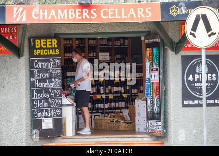 Capodanno 31 dicembre 2020. Avalon Beach a Sydney Australia, l'epicentro dell'epidemia di coronavirus che ha portato alle spiagge settentrionali a essere messo in blocco vede l'attività crescente come i residenti si esercitano e comprare cibo e bevande per le celebrazioni di Capodanno a casa. Credit Martinberry@alamy notizie dal vivo. Foto Stock