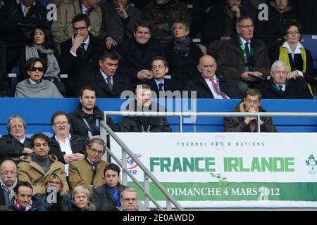 Il presidente francese Nicolas Sarkozy, affiancato dal ministro delle solidarietà Roselyne Bachelot, dal ministro dello sport David Douillet, dal presidente della Federazione francese di rugby Pierre Camou e dal suo consulente di comunicazione Franck Louvrier, partecipa alla partita dei tornei di rugby Unione 6 Nazioni Francia contro Irlanda lo Stade de France a Saint-Denis, Francia, il 4 marzo 2012. Francia e Irlanda hanno disegnato 17-17. Foto di Henri Szwarc/ABACAPRESS.COM Foto Stock