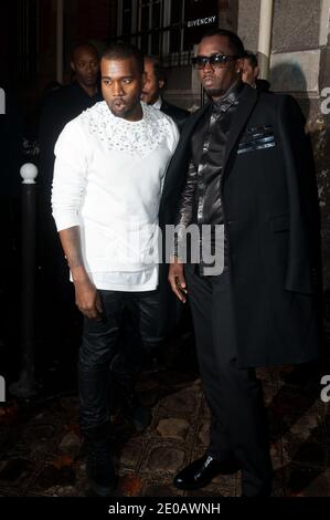 Kanye West (L) e Sean P. Diddy Combs in arrivo per la mostra Givenchy Autunno-Inverno 2012-2013 Collezione Ready-to-Wear tenutasi a Lyce Carnot a Parigi, Francia, il 4 marzo 2012. Foto di Nicolas Genin/ABACAPRESS.COM Foto Stock