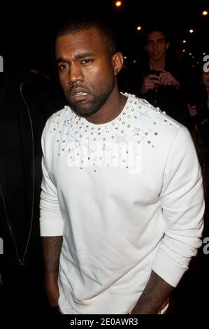 Kanye West in arrivo per la mostra della collezione Givenchy Fall-Winter 2012-2013 Ready-to-Wear tenutasi a Lyce Carnot a Parigi, Francia, il 4 marzo 2012. Foto di Nicolas Genin/ABACAPRESS.COM Foto Stock