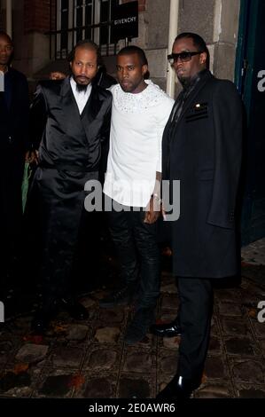 Sean P. Diddy Combs e Kanye West in arrivo per la mostra Givenchy Autunno-Inverno 2012-2013 Ready-to-Wear Collection tenutasi a Lyce Carnot a Parigi, Francia, il 4 marzo 2012. Foto di Nicolas Genin/ABACAPRESS.COM Foto Stock