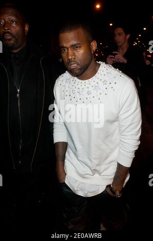 Kanye West in arrivo per la mostra della collezione Givenchy Fall-Winter 2012-2013 Ready-to-Wear tenutasi a Lyce Carnot a Parigi, Francia, il 4 marzo 2012. Foto di Nicolas Genin/ABACAPRESS.COM Foto Stock