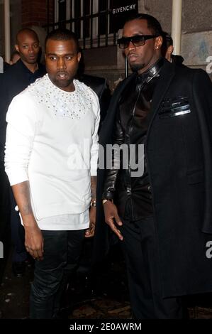 Kanye West (L) e Sean P. Diddy Combs in arrivo per la mostra Givenchy Autunno-Inverno 2012-2013 Collezione Ready-to-Wear tenutasi a Lyce Carnot a Parigi, Francia, il 4 marzo 2012. Foto di Nicolas Genin/ABACAPRESS.COM Foto Stock