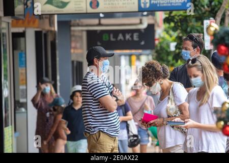 Capodanno 31 dicembre 2020. Avalon Beach a Sydney Australia, l'epicentro dell'epidemia di coronavirus che ha portato alle spiagge settentrionali a essere messo in blocco vede l'attività crescente come i residenti si esercitano e comprare cibo e bevande per le celebrazioni di Capodanno a casa. Credit Martinberry@alamy notizie dal vivo. Foto Stock