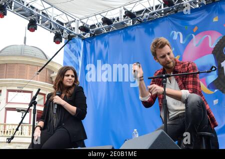 Hillary Scott e Charles Kelley di Lady Antebellum si esibiscono sul palco per la celebrazione del centesimo compleanno di Oreo Cookies con un'esibizione speciale di Lady Antebellum tenutasi al Grove di Los Angeles, California, il 6 marzo 2012. Foto di Tonya Wise / ABACAPRESS.COM (nella foto : Hillary Scott e Charles Kelley di Lady Antebellum) Foto Stock