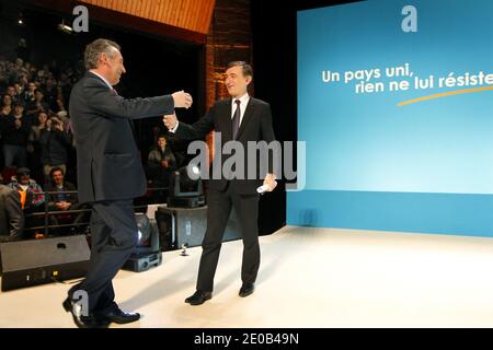 Il presidente del moderno partito centrista e candidato alle elezioni presidenziali francesi del 2012, Francois Bayrou, Philippe Douste-Blazy, sono stati raffigurati durante la sua riunione di campagna a Tolosa, Francia, il 10 marzo 2012. Foto di Patrick Bernard/ABACAPRESS.COM Foto Stock