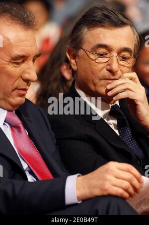 Il presidente del moderno partito centrista e candidato alle elezioni presidenziali francesi del 2012, Francois Bayrou, Philippe Douste-Blazy, sono stati raffigurati durante la sua riunione di campagna a Tolosa, Francia, il 10 marzo 2012. Foto di Patrick Bernard/ABACAPRESS.COM Foto Stock