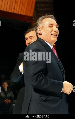 Il presidente del moderno partito centrista e candidato alle elezioni presidenziali francesi del 2012, Francois Bayrou, Philippe Douste-Blazy, sono stati raffigurati durante la sua riunione di campagna a Tolosa, Francia, il 10 marzo 2012. Foto di Patrick Bernard/ABACAPRESS.COM Foto Stock