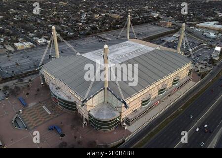 Una veduta aerea dell'Alamodome, martedì 29 dicembre 2020, a San Antonio, Texas. Foto Stock