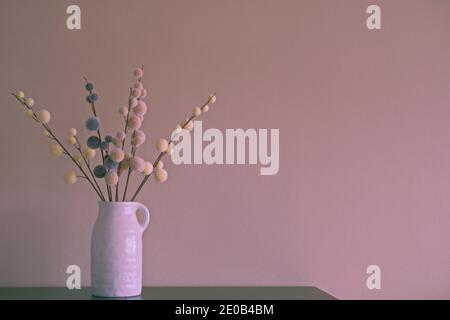 fiori in vaso, vaso bianco con fiori Foto Stock