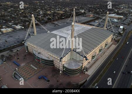 Una veduta aerea dell'Alamodome, martedì 29 dicembre 2020, a San Antonio, Texas. Foto Stock