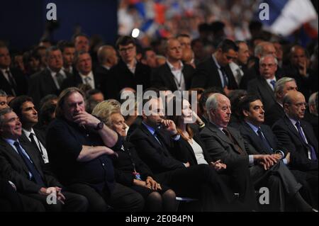 Presidente dell'Assemblea nazionale francese Bernard Accoyer, attore francese Gerard Depardieu, moglie del presidente francese jacques Chirac Bernadette Chirac, segretario generale del partito al governo francese Union for a Popular Movement (UMP) Jean-Francois Cope, prima signora francese Carla Bruni Sarkozy, ex ministro Edouard Balladur, primo ministro francese Francois Fillon, Il ministro degli Affari Esteri francese Alain Juppe partecipa a una riunione elettorale del presidente francese in carica e candidato UMP per le elezioni presidenziali del 2012 a Villepinte, vicino a Parigi, Francia, il 11 marzo 2012, come parte di una riunione di campagna. Foto di Foto Stock