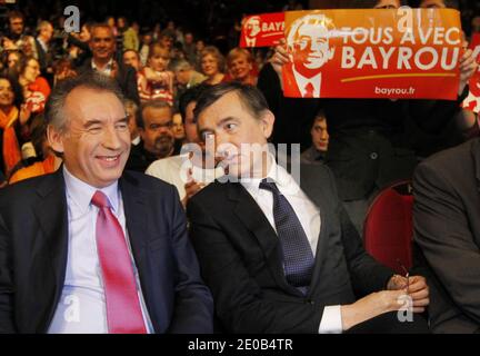 Il presidente del moderno partito centrista e candidato alle elezioni presidenziali francesi del 2012, Francois Bayrou e Philippe Douste-Blazy sono stati raffigurati durante la sua riunione di campagna a Tolosa, Francia, il 10 marzo 2012. Foto di Patrick Bernard/ABACAPRESS.COM Foto Stock