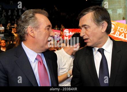 Il presidente del moderno partito centrista e candidato alle elezioni presidenziali francesi del 2012, Francois Bayrou e Philippe Douste-Blazy sono stati raffigurati durante la sua riunione di campagna a Tolosa, Francia, il 10 marzo 2012. Foto di Patrick Bernard/ABACAPRESS.COM Foto Stock