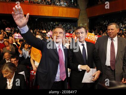 Il presidente del moderno partito centrista e candidato alle elezioni presidenziali francesi del 2012, Francois Bayrou e Philippe Douste-Blazy sono stati raffigurati durante la sua riunione di campagna a Tolosa, Francia, il 10 marzo 2012. Foto di Patrick Bernard/ABACAPRESS.COM Foto Stock