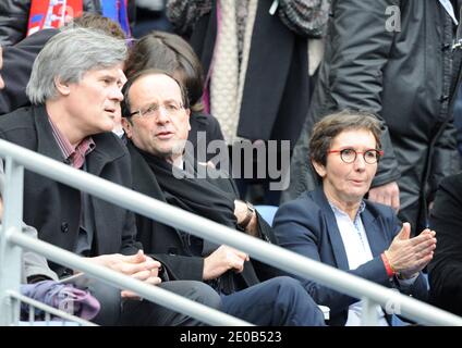 Stephane le foll candidato socialista alle elezioni presidenziali francesi Francois Hollande e il sindaco e consulente sportivo di Rouen Valerie Fourneyron durante il torneo Rugby RBS 6 Nations, France Vs England allo Stade de France a Saint-Denis, vicino a Parigi, Francia, il 11 marzo 2012. L'Inghilterra ha vinto il 24-22. Foto di ABACAPRESS.COM Foto Stock