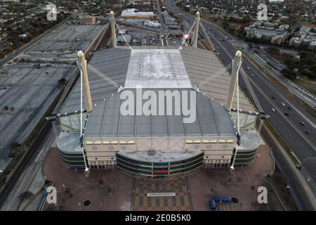 Una veduta aerea dell'Alamodome, martedì 29 dicembre 2020, a San Antonio, Texas. Foto Stock