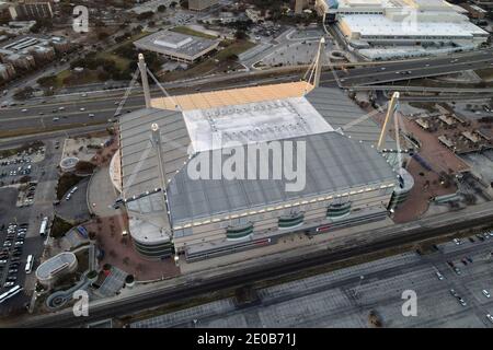 Una veduta aerea dell'Alamodome, martedì 29 dicembre 2020, a San Antonio, Texas. Foto Stock