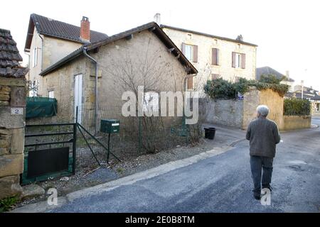 Escludi. Maison ou vivait Marc Bonfils a Buisson de Cadouin pres de Sarlat en Dordogne, Francia le 15 Marte 2012. Marc Bonfils a ete retrouve mort pres de Bugarach destination esotherique avec un sac contenant 17 000 euro. SA famille etait sans nouvelles de Marc Bonfils, age de 57 ans depuis onze mois. Il vivait de maniere marginale, se deplaçant essentiellement a pied et pratiquant l’auto-stop. Foto di Patrick Bernard/ABACAPRESS.COM Foto Stock