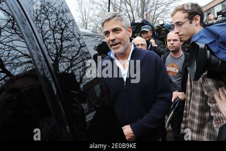 L'attore STATUNITENSE George Clooney è stato rilasciato dalla prigione alla stazione di polizia del secondo distretto dopo una dimostrazione fuori dall'ambasciata del Sudan a Washington, DC, il 16 marzo 2012. Foto di Olivier Douliery/ABACAPRESS.COM Foto Stock