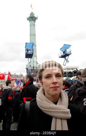 Clementine Autain prende parte a un rally Place de la Bastille, a Parigi, in Francia, domenica 18 marzo 2012, per sostenere il candidato presidenziale di sinistra firebrand Jean-Luc Melenchon, che ha scosso la campagna elettorale francese con un salto a sorpresa nei sondaggi. Melenchon del fronte di sinistra, che rappresenta una coalizione di partiti di sinistra, compresi i comunisti, è emerso come un fattore significativo nella campagna proprio come il frontone socialista Francois Hollande deve far fronte a una minaccia urgente da parte del presidente in carica Nicolas Sarkozy. Foto di Alain Apaydin/ABACAPRESS.COM Foto Stock