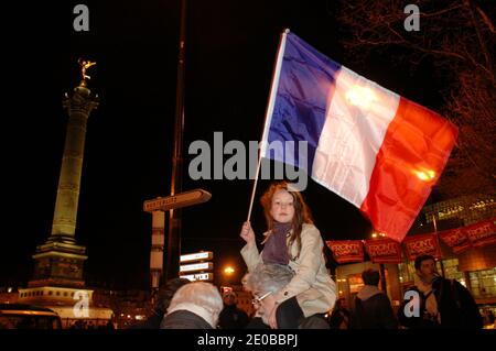 I membri della comunità ebraica si manifestano su Place de la Bastille a Parigi, in Francia, il 19 marzo 2012, in occasione di una marcia silenziosa per rendere omaggio alle vittime delle riprese della scuola di Tolosa, durante una veglia notturna. Quattro persone, tra cui tre bambini, sono state uccise e altre ferite dopo che un pistolero ha aperto il fuoco fuori da una scuola ebraica a Tolosa, quando i genitori hanno lasciato i loro figli per le lezioni mattutine. Foto di Alain Apaydin/ABACAPRESS.COM Foto Stock